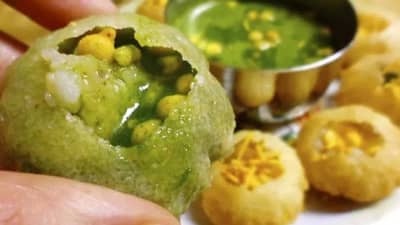 पाणीपुरी खायची ऑफर कुणी नाकारतं का? तिने नकार दिला, तोसुद्धा शेजारणीला, पुढे काय झालं वाचा...