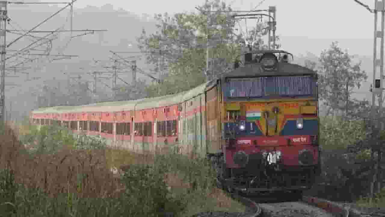 कोकणात जाताय? दिवा-रत्नागिरी पॅसेंजरच्या वेळेत झालाय बदल कोकणात जाताय? दिवा-रत्नागिरी पॅसेंजरच्या वेळेत झालाय बदल