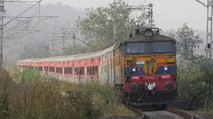 कोकणात जाताय? दिवा-रत्नागिरी पॅसेंजरच्या वेळेत झालाय बदल कोकणात जाताय? दिवा-रत्नागिरी पॅसेंजरच्या वेळेत झालाय बदल