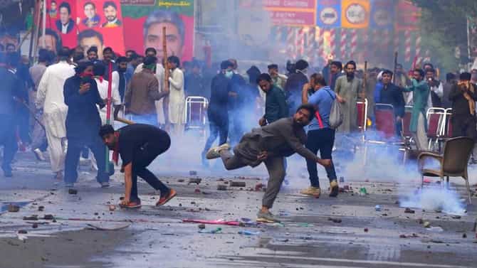 दगडफेक, जाळपोळ, अश्रूधूर... पाकिस्तानात हिंसा भडकली, लाहौर बनले युद्धभूमी; अटक टाळण्यासाठी इम्रान खान यांची खेळी?