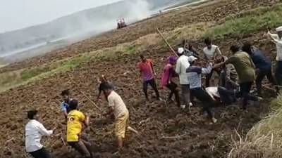 भाऊबंदकीत तुंबळ राडा ! लाठ्या काठ्या घेऊन एकमेकांच्या अंगावर गेले, नंतर थेट रुग्णालयात, VIDEO व्हायरल