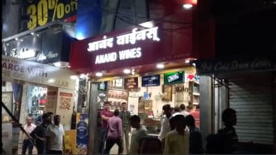 दारुच्या दुकानात मालक आणि ग्राहक यांच्यात भांडण, मालकाने ग्राहकाच्या डोक्यात फोडली बियरची बॉटल, मग...