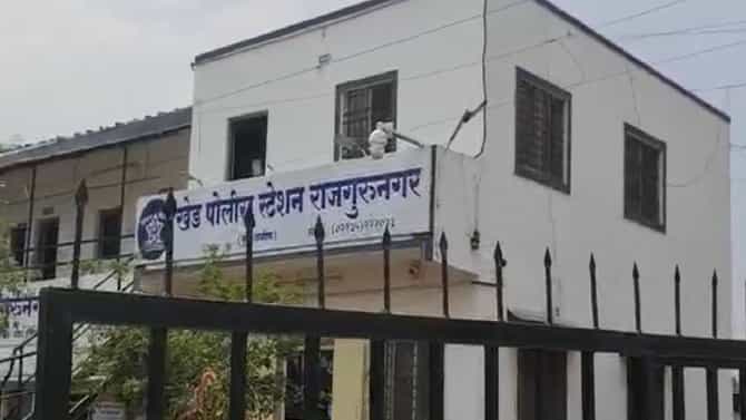पोलीस ठाण्यातच दोन तक्रारदार भिडले, एकाच्या गळ्यावर ब्लेडने वार