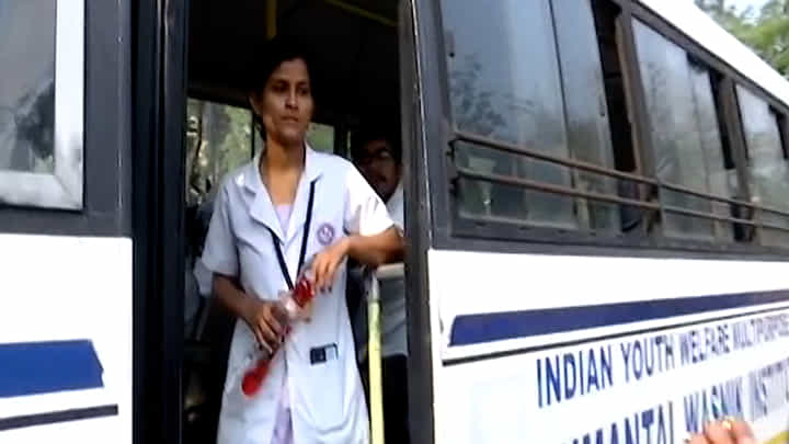 जीवन-मरणाच्या दरम्यान नर्सिंग कॅालेजचे विद्यार्थी जीवन-मरणाच्या दरम्यान नर्सिंग कॅालेजचे विद्यार्थी