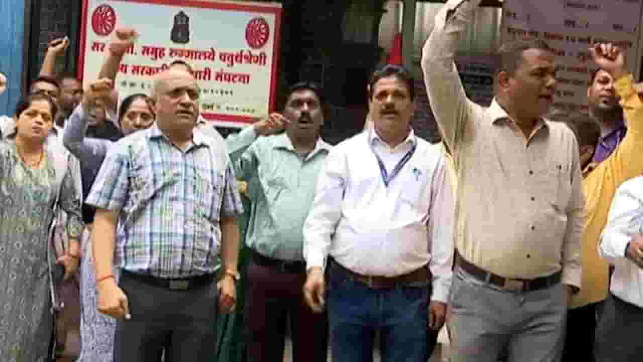 ...आता योजना लागू व्हायलाच हवी; जे.जे रुग्णालयातील सरकारी कर्मचाऱ्यांचा यल्गार ...आता योजना लागू व्हायलाच हवी; जे.जे रुग्णालयातील सरकारी कर्मचाऱ्यांचा यल्गार