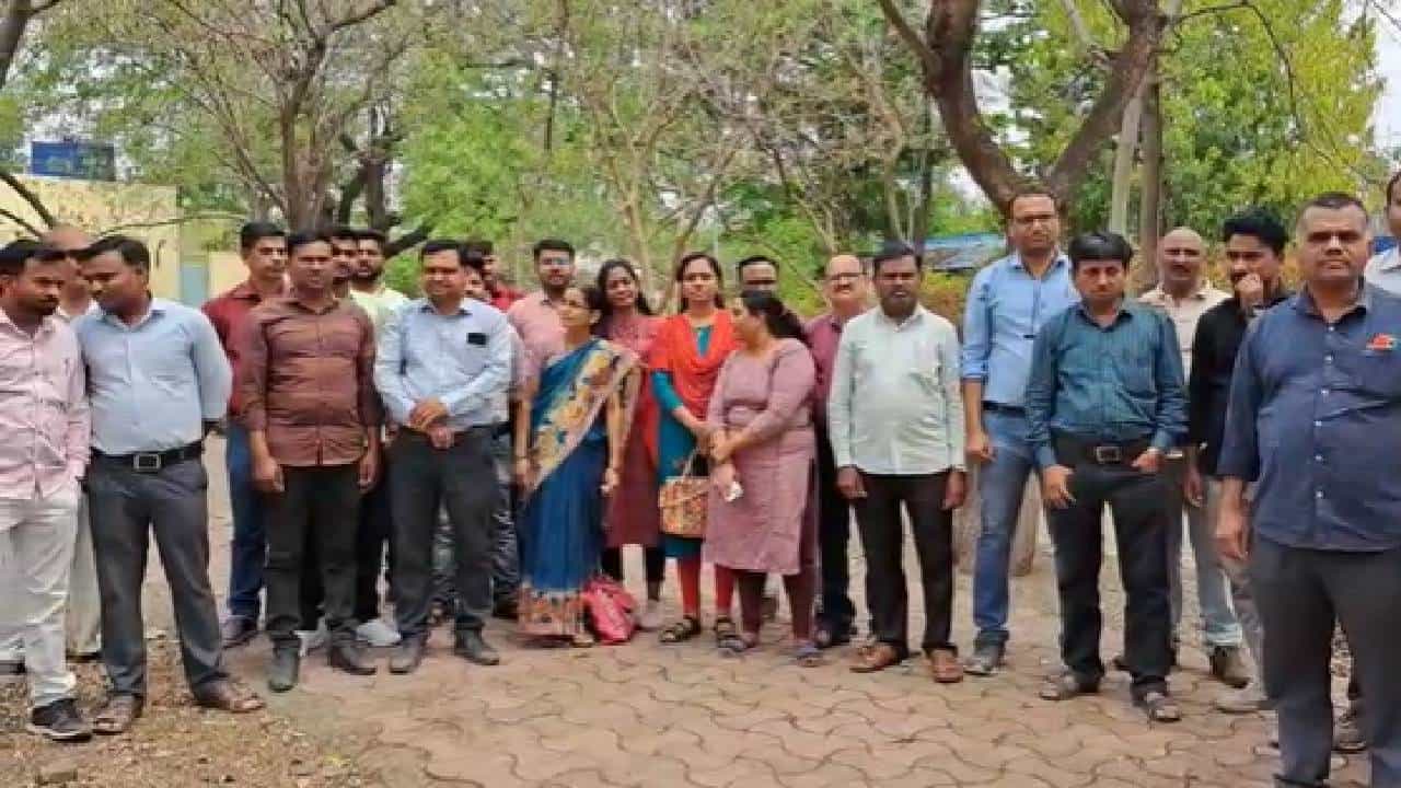 काम बंद आंदोलनामुळे आरोग्य यंत्रणा व्हेंटिलेटरवर; एकही कर्मचारी रुग्णालयात नाही...