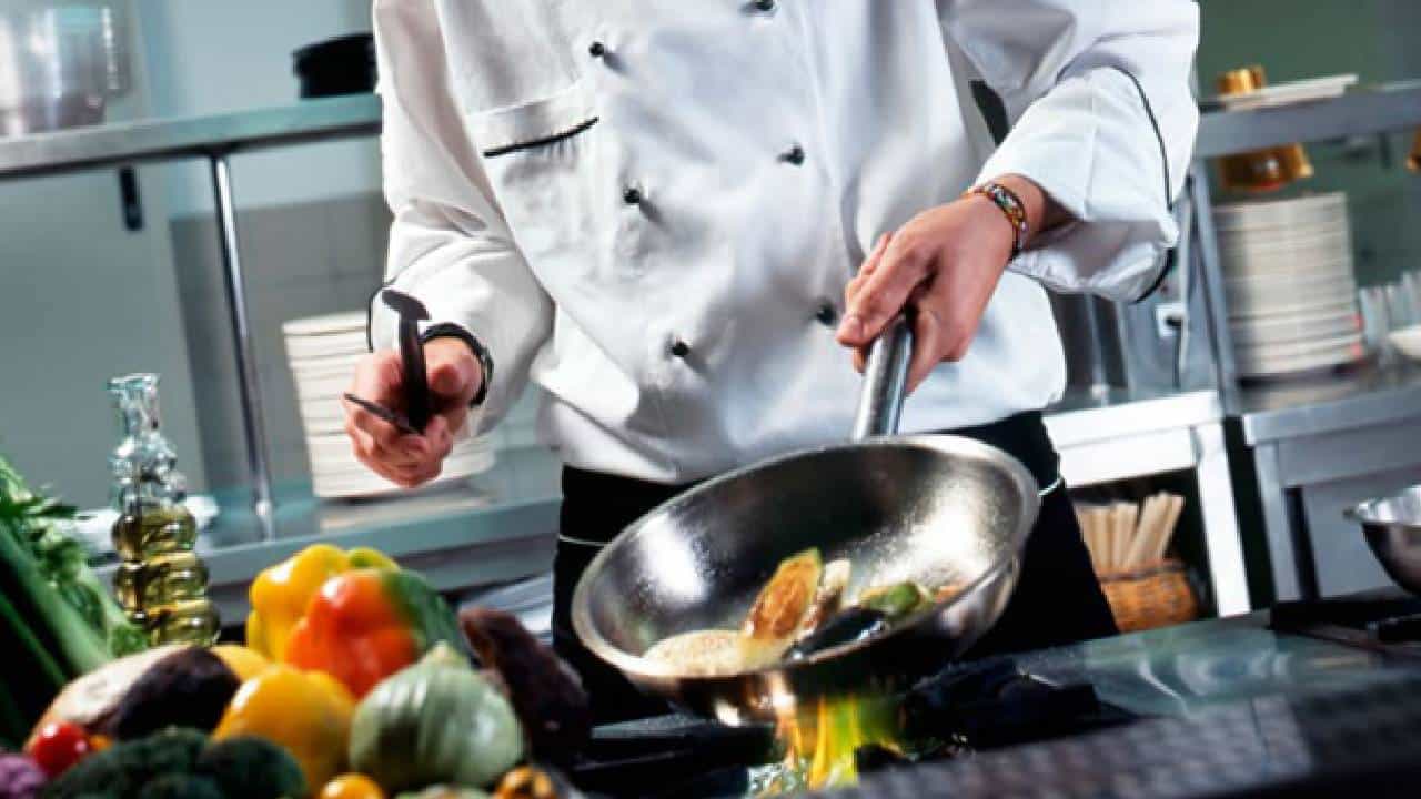 Mukesh Ambani Cook Salary : मुकेश अंबानी यांच्या कुकचा पगार किती? आयटी कंपनीतील कर्मचाऱ्याची सॅलरी पण पडेल फिक्की