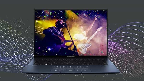 Asus ZenBook 14 OLED : ZenBook 14 OLED ला 14-इंचाचा HDR OLED पॅनल मिळतो. हा 90Hz रिफ्रेश रेटसह येतो. यात 65W फास्ट चार्जरसह 75WHr बॅटरी आहे. AMD Ryzen मालिका लॅपटॉपला 16GB RAM आणि 1TB पर्यंत PCIe Gen 3 SSD स्टोरेज मिळते. बॅकलिट चिक्लेट कीबोर्डसह येणाऱ्या लॅपटॉपची सुरुवातीची किंमत 89,990 रुपये आहे. (Photo: ASUS)