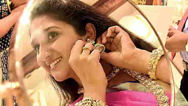 Gold Silver Price Today : खुशखबर, सोन्याने घेतला यू टर्न! भावात झाली इतकी घसरण, चांदी जोरात