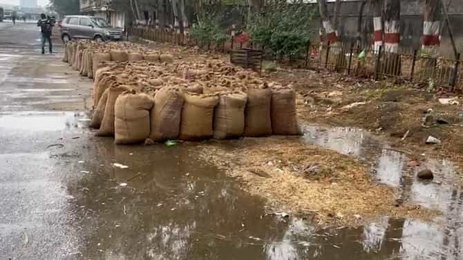 पावसाचा अंदाज तरीही एपीएमसी मार्केटमधील धान्य भिजलं; व्यापाऱ्यांनी धान्य झाकून का ठेवलं नाही?
