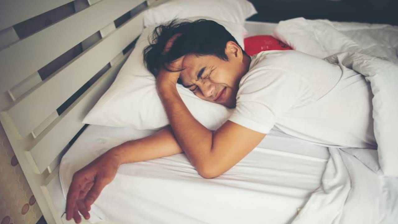 World Sleep Day 2023 : कमी झोपच नव्हे तर अती झोपेमुळेही उद्भवतात अनेक समस्या, जाणून घ्या जास्त झोपेचे घातक परिणाम