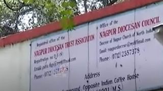 ते कारमधून आले, दुभाजकांवर लावलेली झाडं उचलली आणि…; व्हिडीओ व्हायरल