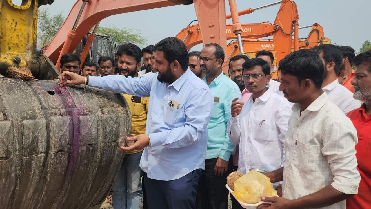दोन जिल्ह्यांतून दुष्काळ गायब होणार? शिवजलक्रांतीचा तिसरा टप्पा सुरू; जलसिंचनाच्या कामाला धडाक्यात सुरुवात दोन जिल्ह्यांतून दुष्काळ गायब होणार? शिवजलक्रांतीचा तिसरा टप्पा सुरू; जलसिंचनाच्या कामाला धडाक्यात सुरुवात