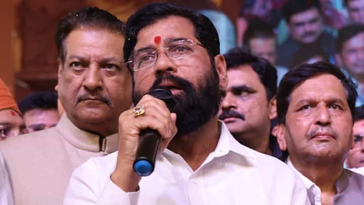 कर्ज काढून आमदार झालोय, पैशांची गरज, आमची पेन्शन बंद करू नये; शिवसेनेच्या आमदाराची प्रतिक्रिया कर्ज काढून आमदार झालोय, पैशांची गरज, आमची पेन्शन बंद करू नये; शिवसेनेच्या आमदाराची प्रतिक्रिया