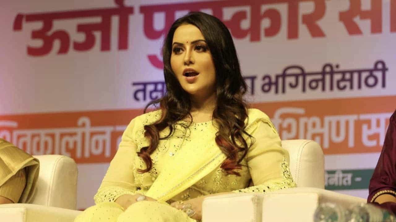 फोनवर फोन अन् मेसेजचा भडीमार; अमृता फडणवीस यांना 1 कोटींची लाच ऑफर