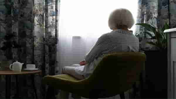 Empty Nest Syndrome : या चिमण्यांनो परत फिरा रे ... तुमच्या एका चुकीमुळे होतो आई-वडिलांना हा आजार; विषय खोल आहे, जाणून घ्या!