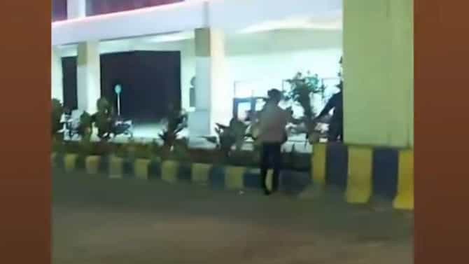 ते कारमधून आले, दुभाजकांवर लावलेली झाडं उचलली आणि...; व्हिडीओ व्हायरल