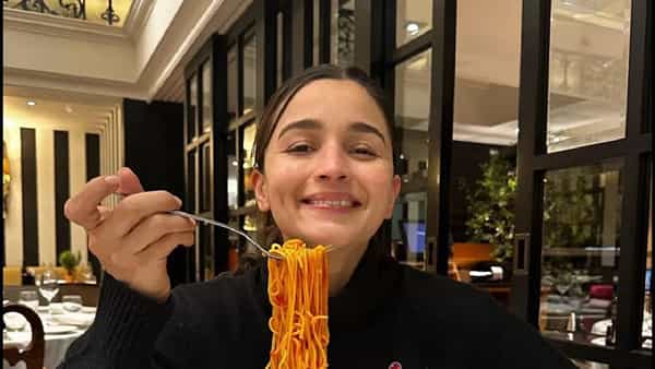 आलिया भट्ट सध्या तिच्या आगामी चित्रपटांच्या शूटिंगमध्ये व्यस्त आहे. नुकताच अलिया भट्ट हिने तिचा 30 वा वाढदिवस धूमधडाक्यात साजरा केला आहे. चित्रपटाच्या शूटिंगसाठी आलिया सध्या लंडनमध्ये आहे.