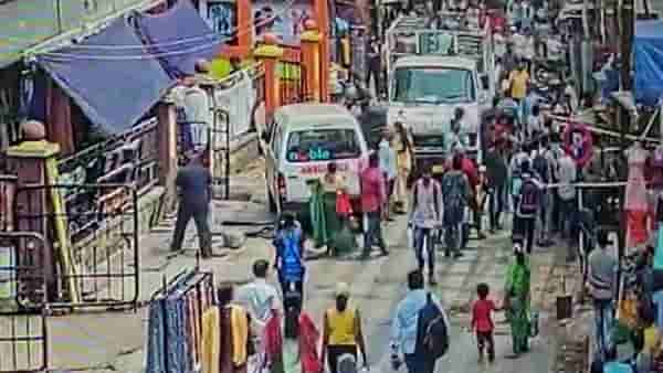 रुग्णवाहिका फिरवून घेताना धक्का लागला; फेरीवाल्यांचे धक्कादायक कृत्य
