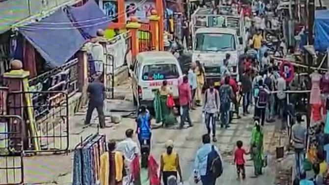 रुग्णवाहिका फिरवून घेताना धक्का लागला; फेरीवाल्यांचे धक्कादायक कृत्य
