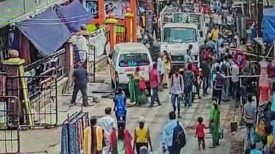 रुग्णवाहिका फिरवून घेताना धक्का लागला; फेरीवाल्यांचे धक्कादायक कृत्य