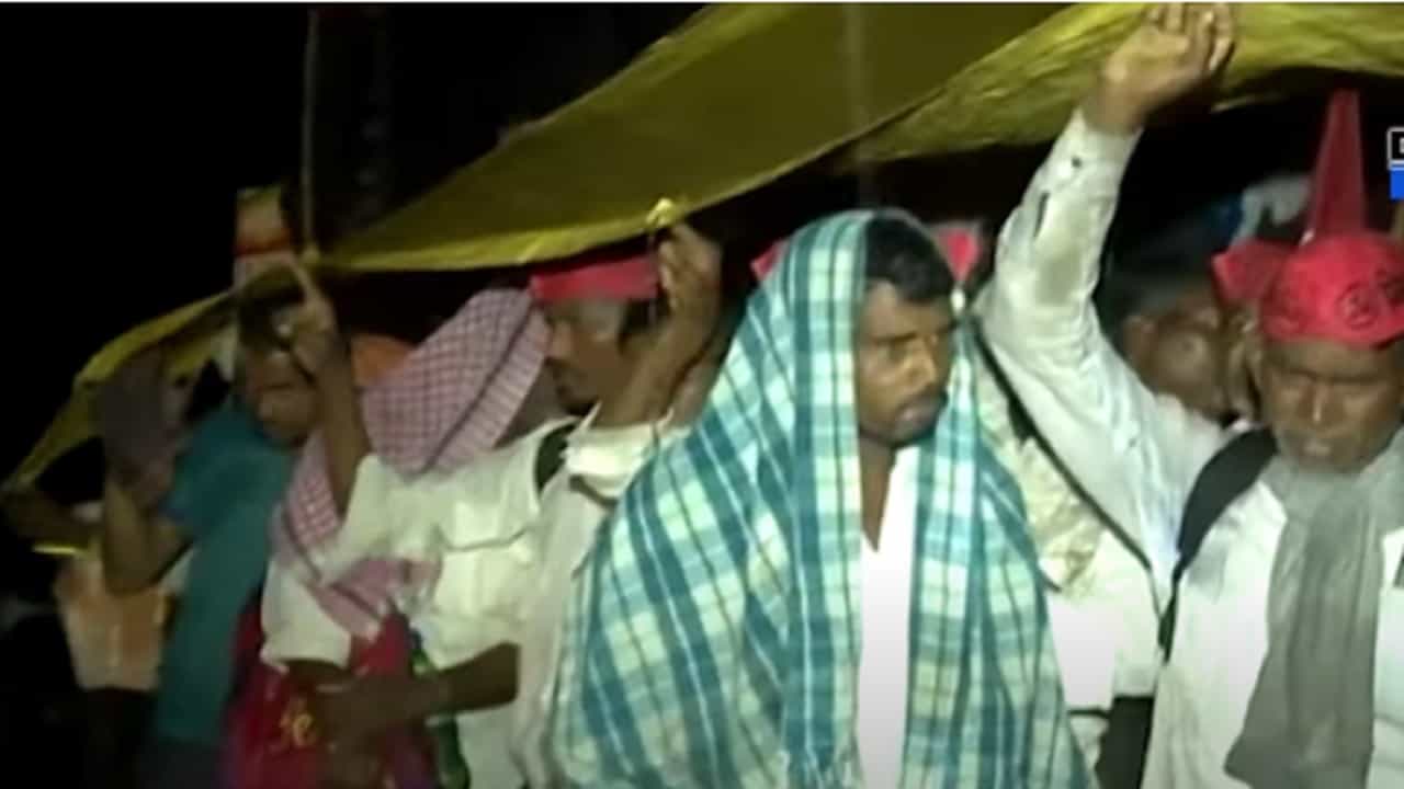 किसान लाँग मार्च मधील शेतकऱ्यांची पावसानं दाणादाण, दिवसभर चालून रात्री पावसानं हाल