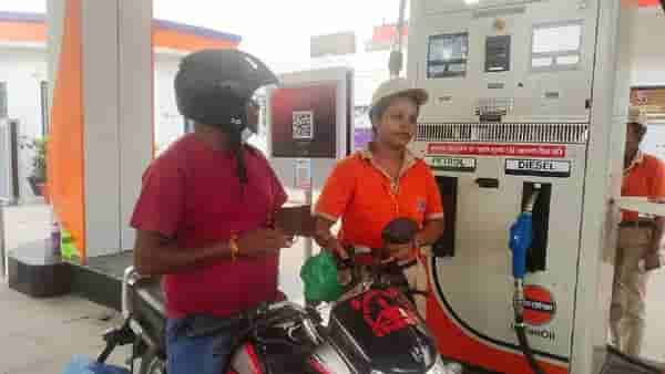 Petrol Diesel Price Today : कच्चे तेल झाले स्वस्त, पेट्रोल-डिझेलच्या भावात मिळेल का दिलासा
