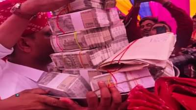 VIDEO | तीन मामांकडून नववधूला लग्नात 3 कोटींची भेट, बॅगेतले पैसे काढताना सगळे पाहत राहिले, नंतर पैशांनी भरलेलं ताट पाहून...