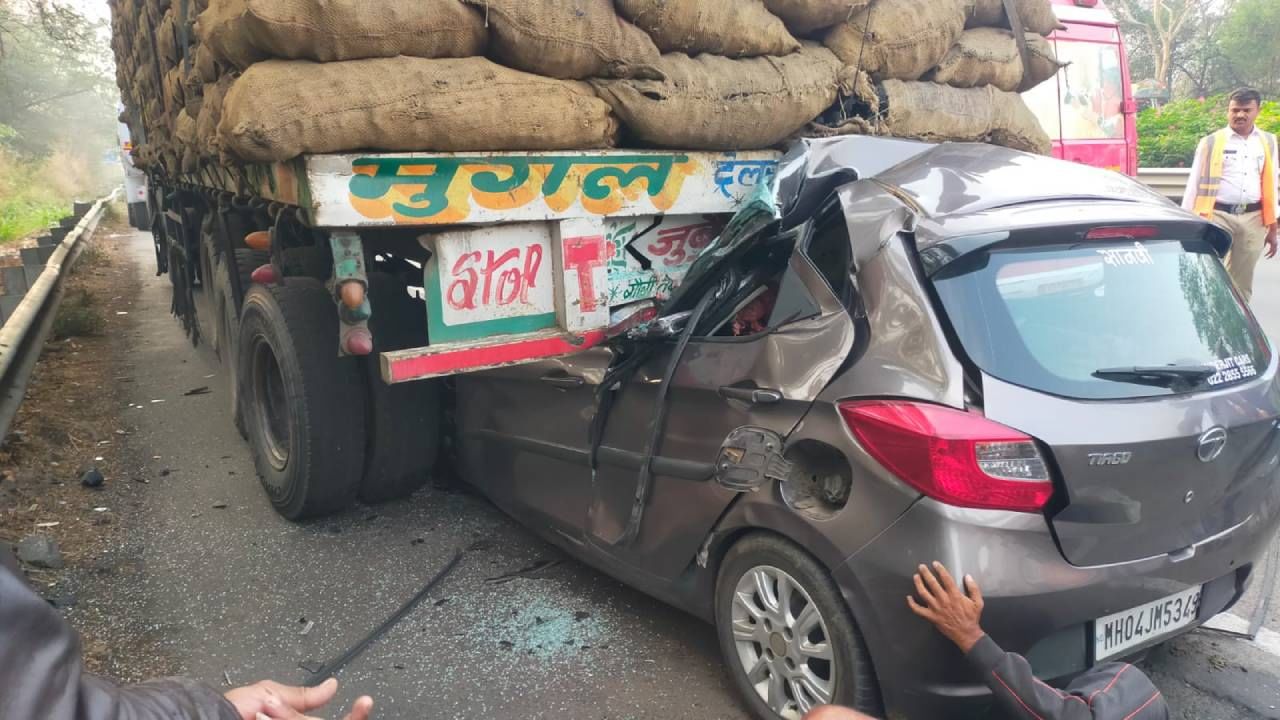 भरधाव गाडीवरील नियंत्रण सुटले, कार ट्रकला धडकली अन्... भरधाव गाडीवरील नियंत्रण सुटले, कार ट्रकला धडकली अन्...