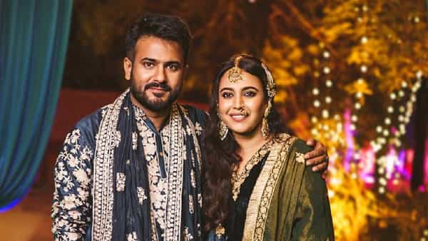 कोर्ट मॅरेजनंतर अभिनेत्री स्वरा भास्कर आणि तिचा पती फहाद अहमद यांनी राजकीय वर्तुळातील, कलाविश्वातील मित्रमंडळींसाठी विविध कार्यक्रमांचं आयोजन करत आहेत. मेहंदी, हळद, संगीतनंतर आता या दोघांनी दिल्लीत रिसेप्शनचं आयोजन केलं होतं.