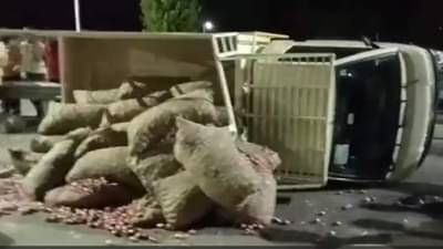 दुचाकीला वाचवण्याच्या प्रयत्नात कांद्याने भरलेला मिनी ट्रक पलटला; तरीही दुचाकीस्वार जागेवरच पडला