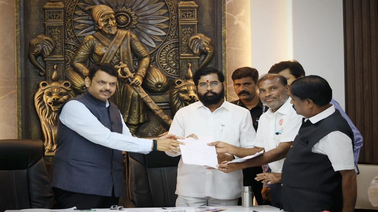 शेतकरी आणि आदिवासी बांधवांच्या विविध मागण्यांबाबत चर्चा करण्यासाठी एक बैठक मुख्यमंत्री एकनाथ शिंदे आणि उपमुख्यमंत्री देवेंद्र फडणवीस यांच्या उपस्थितीत आज विधान भवन, मुंबई येथे झाली.