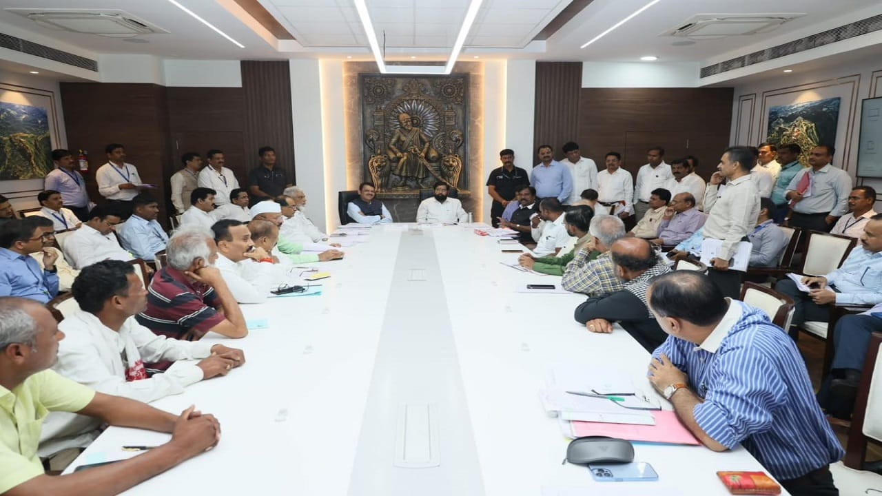 उपमुख्यमंत्री देवेंद्र फडणवीस, मंत्री राधाकृष्ण विखे पाटील, दादा भुसे, गिरीश महाजन, अब्दुल सत्तार, विजय गावित, अतुल सावे, संजय राठोड इत्यादी यावेळी उपस्थित होते.