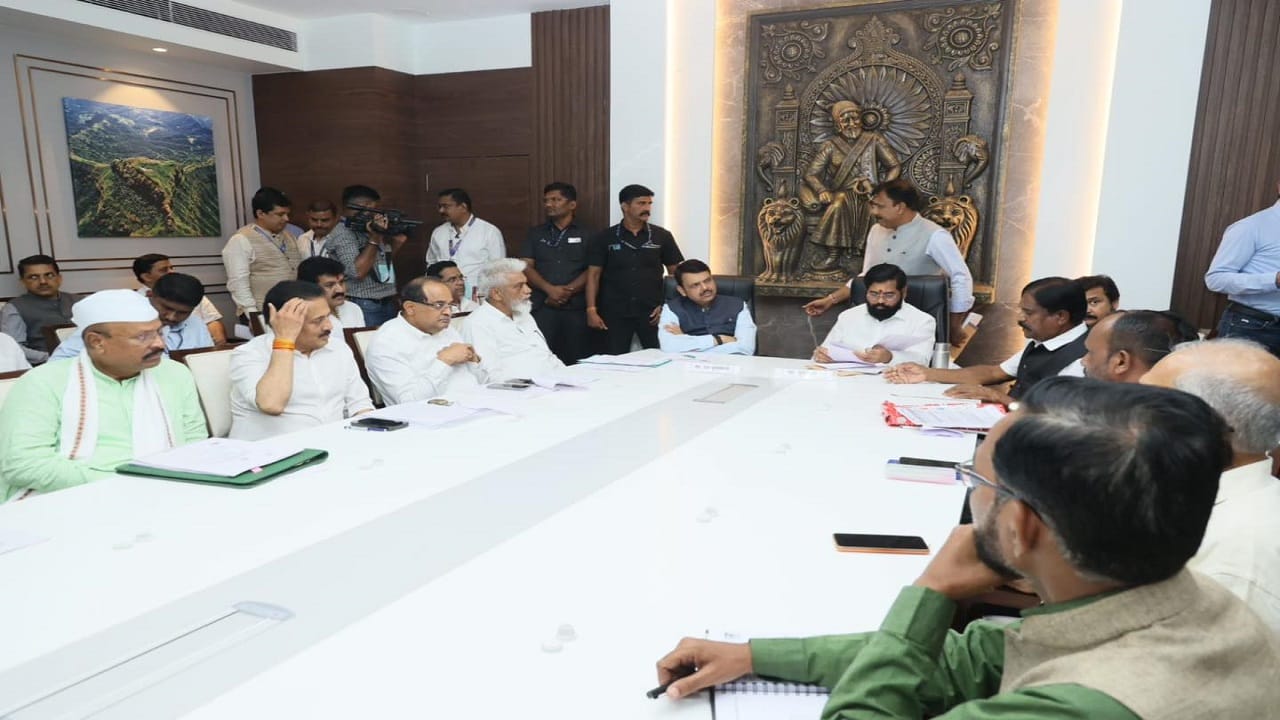 नाशिक येथून  शेतकऱ्यांचा लाँगमार्च निघाला असून माजी आमदार जीवा पांडू गावित यांच्या नेतृत्वाखालील शेतकरी शिष्टमंडळाने आज विधानभवनात मुख्यमंत्री एकनाथ शिंदे आणि उपमुख्यमंत्री देवेंद्र फडणवीस यांची भेट घेतली.  