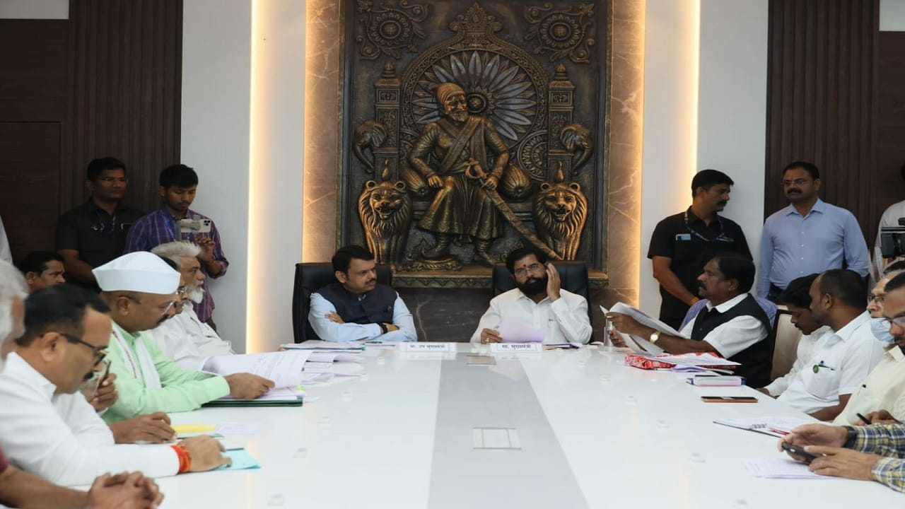 या बैठकीत परंपरागत पद्धतीने आदिवासी कसत असलेल्या जमिनी, वनहक्क दावे, कांद्याचा प्रश्न, वनांमधील अतिक्रमणे, गायरान जमिनी, शेतकऱ्यांना बारा तास वीज, शेती विषयक कर्ज आदी विविध मुद्यांवर यावेळी सकारात्मक चर्चा झाली. यावेळी माजी आमदार श्री. गावित यांनी विविध मागण्या मांडल्या. त्यावर राज्य शासनाने दाखविलेल्या सकारात्मक प्रतिसादाबद्दल श्री. गावित यांनी आभार व्यक्त केले. 