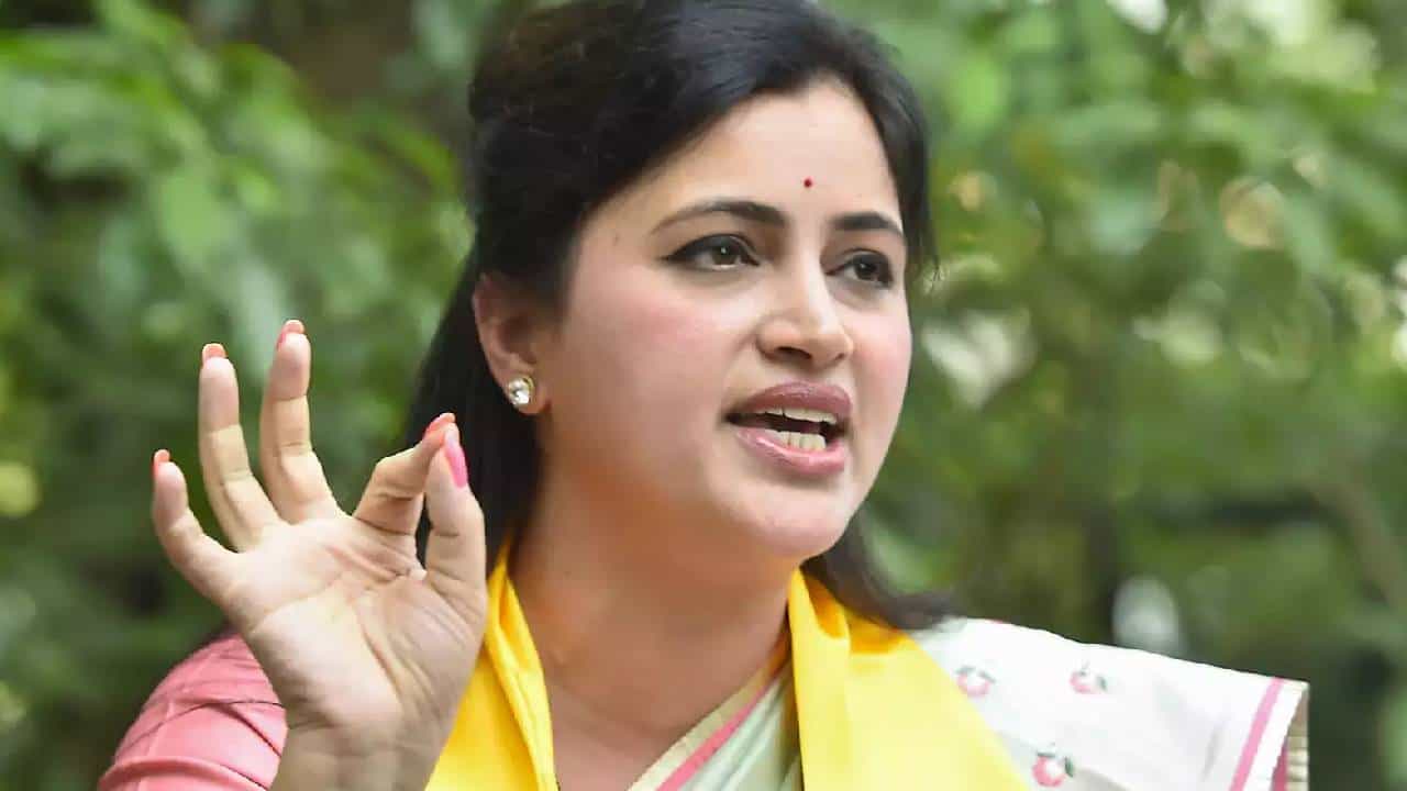 नवनीत राणा यांचा जन्म ६ की १५ एप्रिलचा? 'टीसी'वरून नवा वाद, कुणाचा सवाल नवनीत राणा यांचा जन्म ६ की १५ एप्रिलचा? 'टीसी'वरून नवा वाद, कुणाचा सवाल