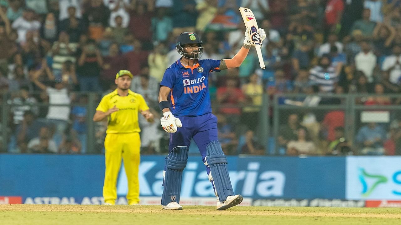 टीम इंडियाने ऑस्ट्रेलियावर पहिल्या एकदिवसीय सामन्यात 5 विकेट्सने विजय मिळवला. केएल राहुल टीम इंडियाच्या विजयाचा हिरो ठरला. केएलने मॅचविनिंग खेळी साकारली. 91 बॉलमध्ये नाबाद 75 धावांची खेळी केली.