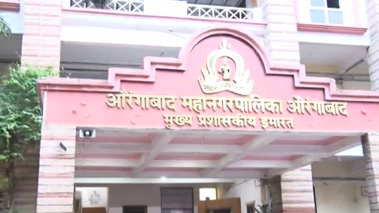 24 दिवस उलटले तरी शासकीय कार्यालयांची नावं तिचं 24 दिवस उलटले तरी शासकीय कार्यालयांची नावं तिचं