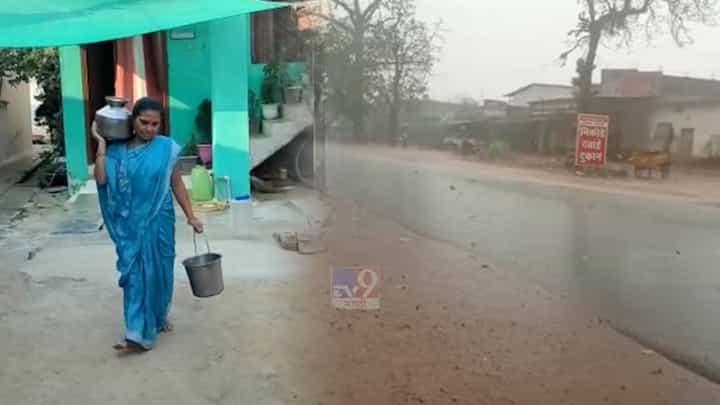 पावसाचं थैमान, तरी पाण्यासाठी नागरिकांची वणवण पावसाचं थैमान, तरी पाण्यासाठी नागरिकांची वणवण