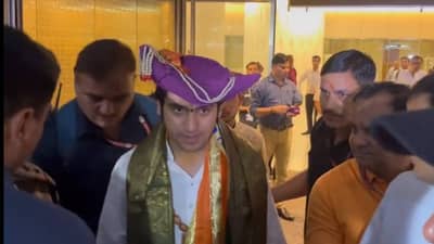 महाराष्ट्रात आलेल्या बागेश्वर बाबाला बेड्या ठोका? राज्यातील या पक्षाने केली मागणी, जुनी आठवणही सांगितली