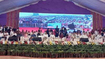 मुंडेंच्या कार्यक्रमाला नितीन गडकरी, एकनाथ शिंदे यांना निमंत्रण, त्या नेत्याची उपस्थिती नसल्यानं राजकीय वर्तुळात जोरदार चर्चा