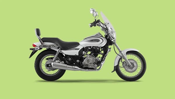 Bajaj Avenger Cruise 220: उंच विंडशील्ड आणि कमी स्लंग सीट असलेली क्लासिक क्रूझर बाइक आहे. बाइकमध्ये 220cc, सिंगल-सिलेंडर एअर आणि ऑइल-कूल्ड DTS-i इंजिन आहे. हे इंजिन 19bhp आणि 17.5Nm पीक टॉर्क जनरेट करते. ही गाडी 53 kmpl चा मायलेज देते, असा कंपनीचा दावा आहे. क्रूझर बाइक सिंगल-चॅनल एबीएसने सुसज्ज आहे. या बाइकची किंमत 1,38,999 रुपये आहे. (फोटो:Bajaj)