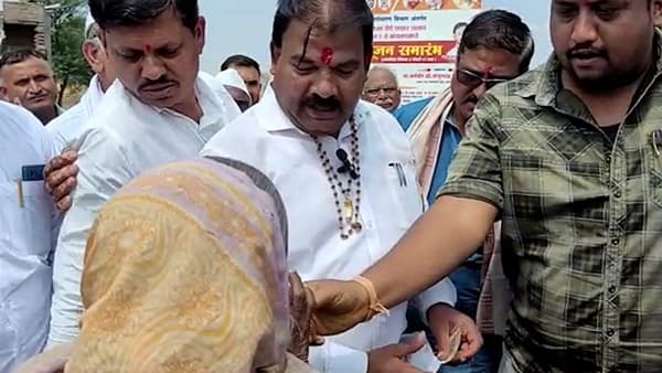 म्हसणात जाण्याची वेळ आली, हे मिळालं तरी समाधान; ७० वर्षीय आजीने मांडली व्यथा