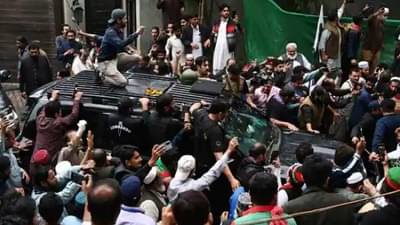 पाकिस्तानात हाय व्होल्टेज ड्रामा, इम्रान खान यांच्या घरावर चालले बुलडोजर