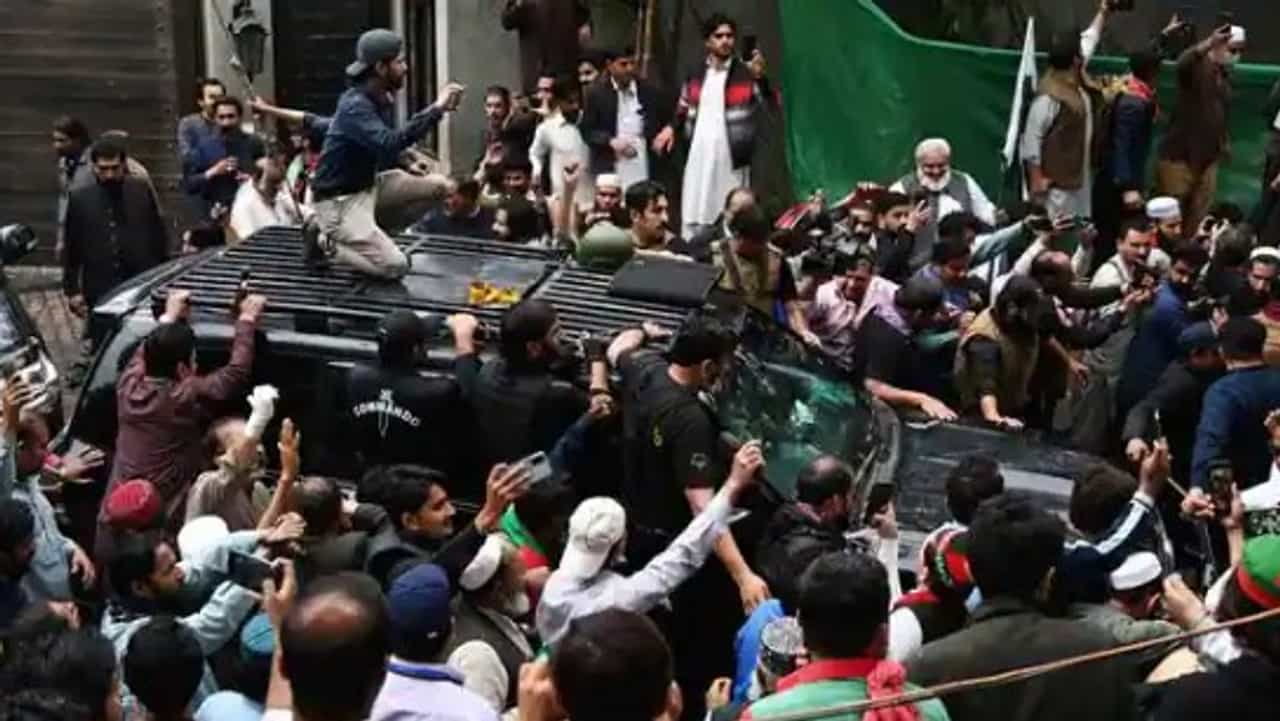 पाकिस्तानात हाय व्होल्टेज ड्रामा, इम्रान खान यांच्या घरावर चालले बुलडोजर