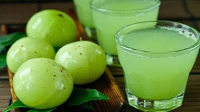 सकाळी उठलं की आवळ्याचं पाणी प्यायचं, का? वाचा