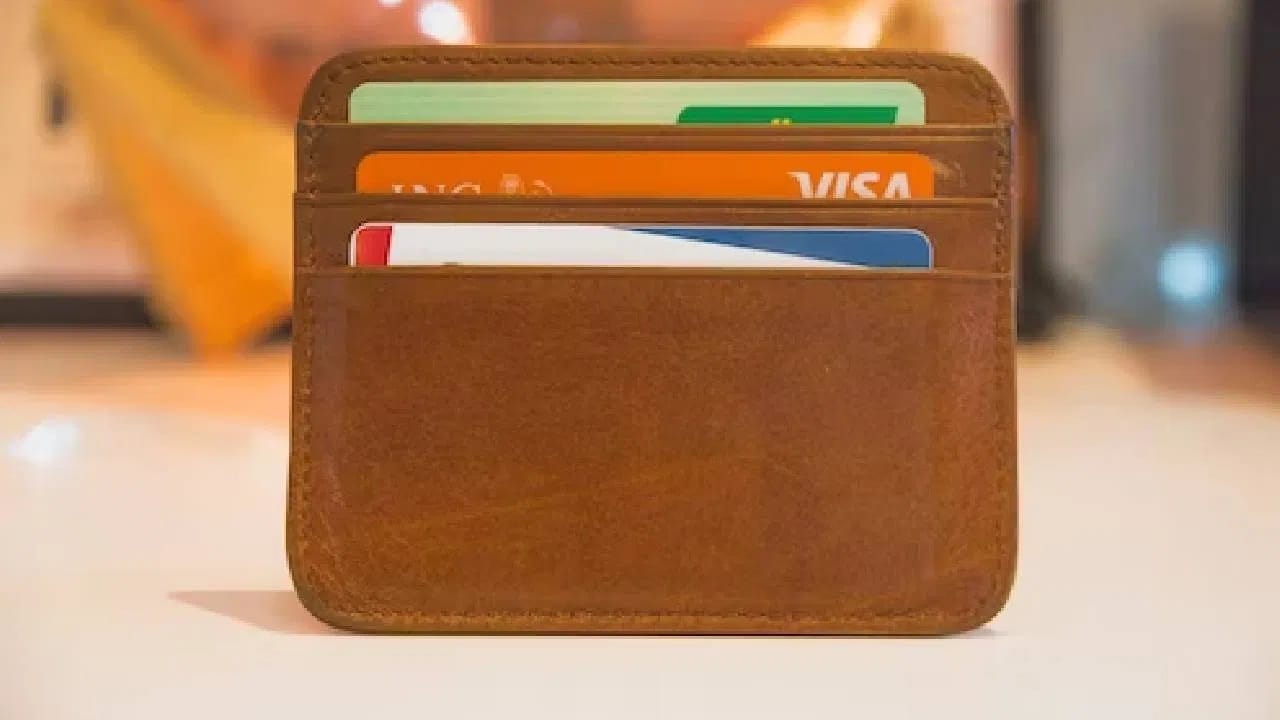 प्रत्येकाला काही ना काही वस्तू घेण्याची आवड असते. मात्र पैशांचं गणित जुळत नसल्याने क्रेडिट कार्डचा पर्याय शोधला जातो. पण क्रेडिट कार्ड वापरताना किंवा त्यासाठी अप्लाय करताना काळजी घेणं गरजेचं आहे . (Unsplash)