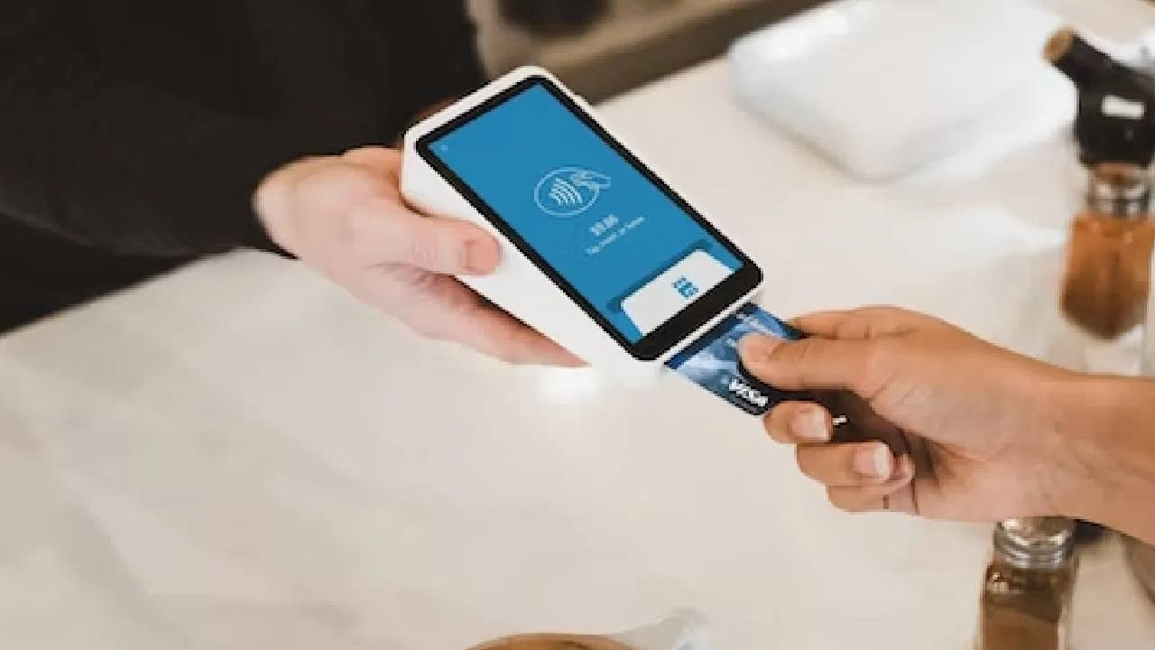 क्रेडिट कार्डने कधीच एटीएममधून पैसे काढू नये. रोख रक्कम काढल्यास क्रेडिट पिरियड मिळत नाही. त्यामुळे इंटरेस्ट भरावा लागू शकतो. हा इंटरेस्ट पैसे काढल्या दिवसापासून लागू होतो.  (Unsplash)