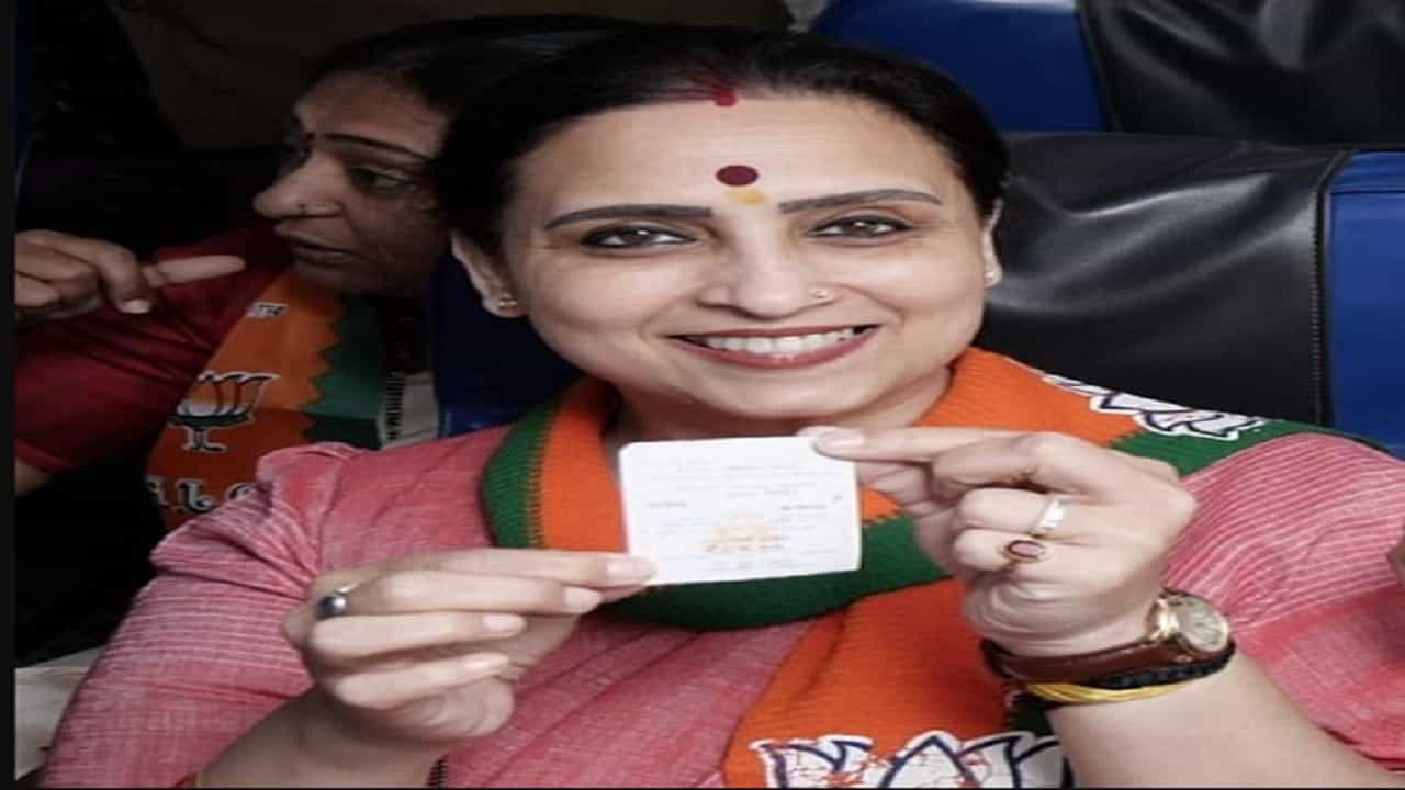 ५० टक्के, महिला ओक्के ! लालपरीतून चित्रा वाघ यांचा सवलतीत प्रवास अन् फडणवीस यांचे मानले आभार