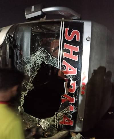 चालक सिगारेट पीत होता, पुलावर असताना ट्रॅव्हल बसवरचे नियंत्रण सुटले, ३६ प्रवाशांचा जीव धोक्यात